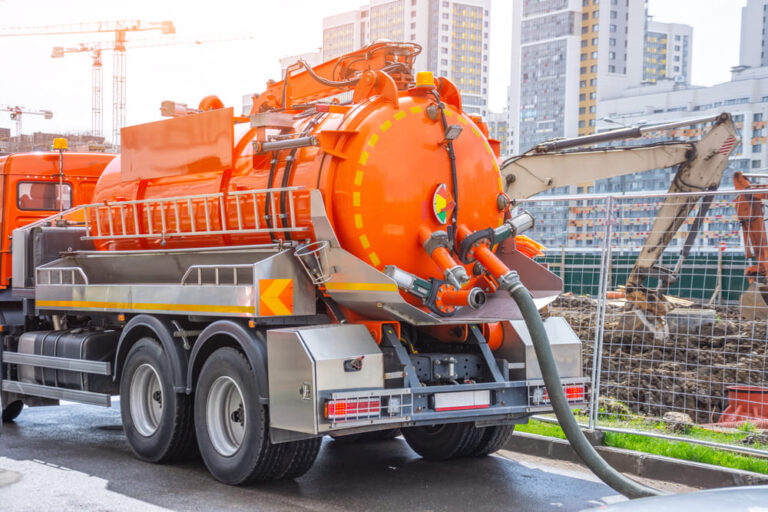 Camion avec réservoir d'eau orange